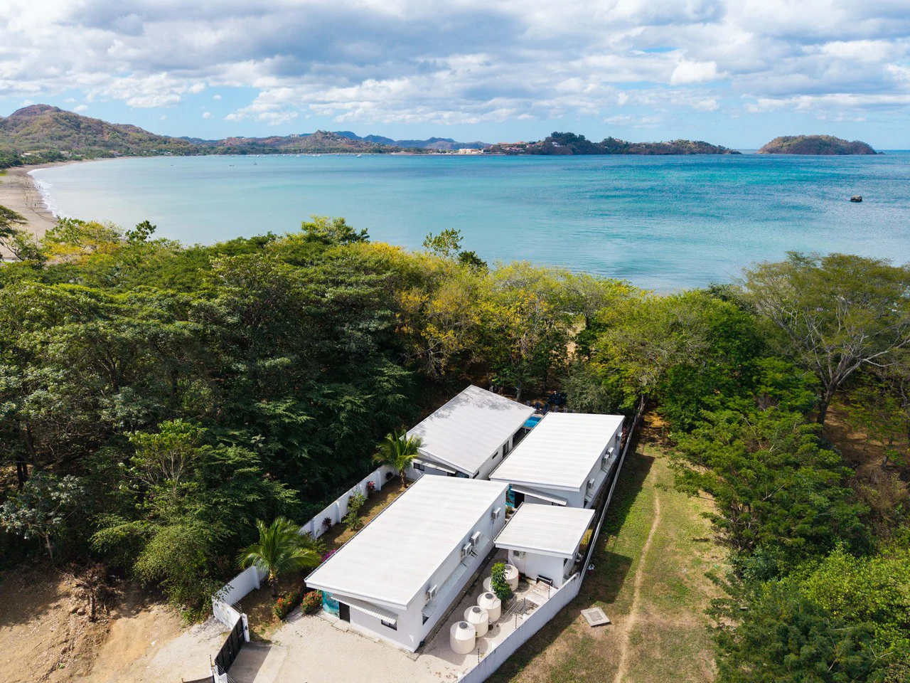 Three Mermaids: Beachfront 10-Bedroom Pod-Style Residence with Pool in Playa Flamingo - Gallery image 55