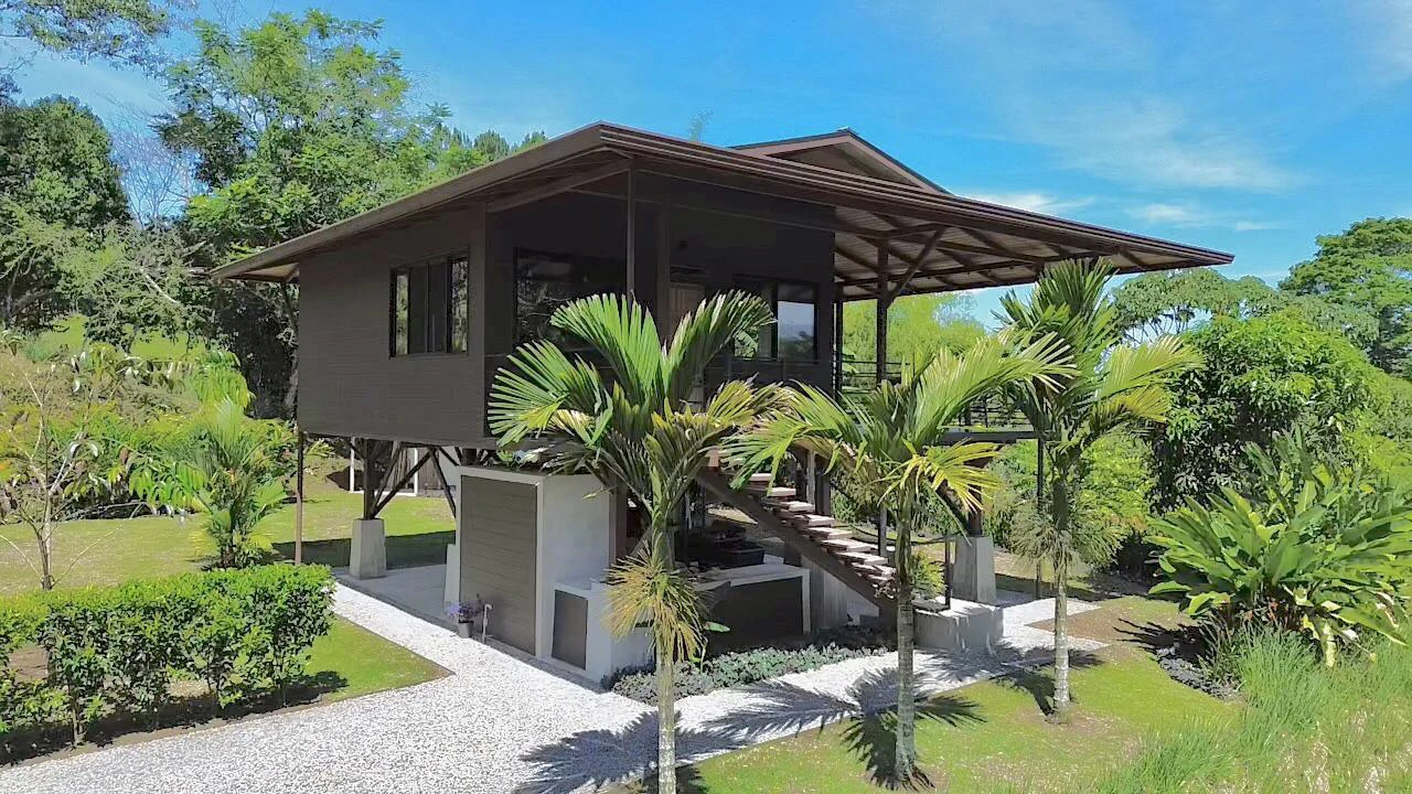 Mountain Oasis with House and Guest Cabin in Las Brisas, San Vito