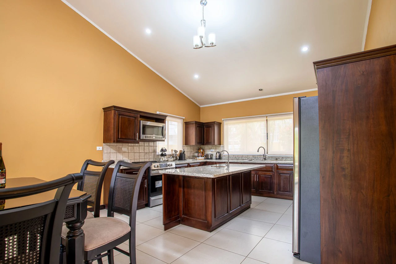 Modern Furnished Home Just 5 Minutes from Downtown Grecia - Gallery image 14