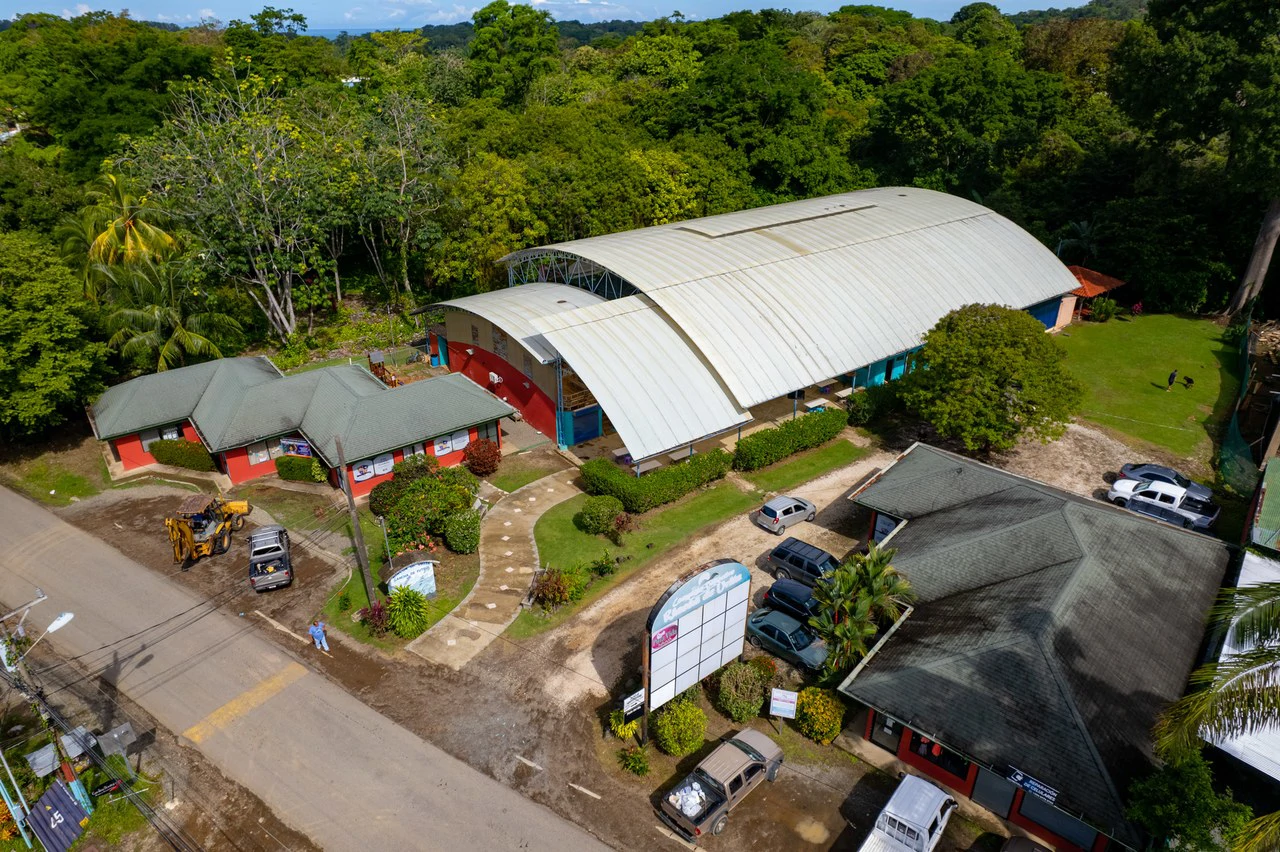 THRIVING SPORTS AND COMMERCIAL BUSINESS WITH OWNER FINANCING OPTION: Rincon Uvita