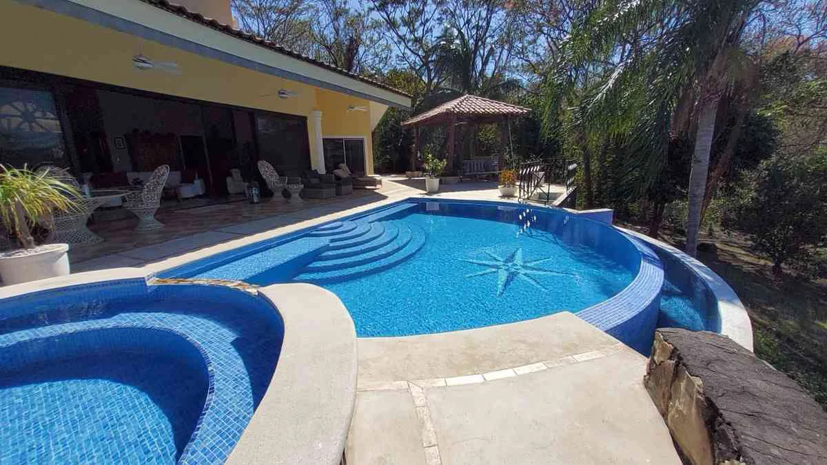 ID 4178: Elegant Coastal Villa with Infinity Pool and Lush Gardens - Gallery image 27