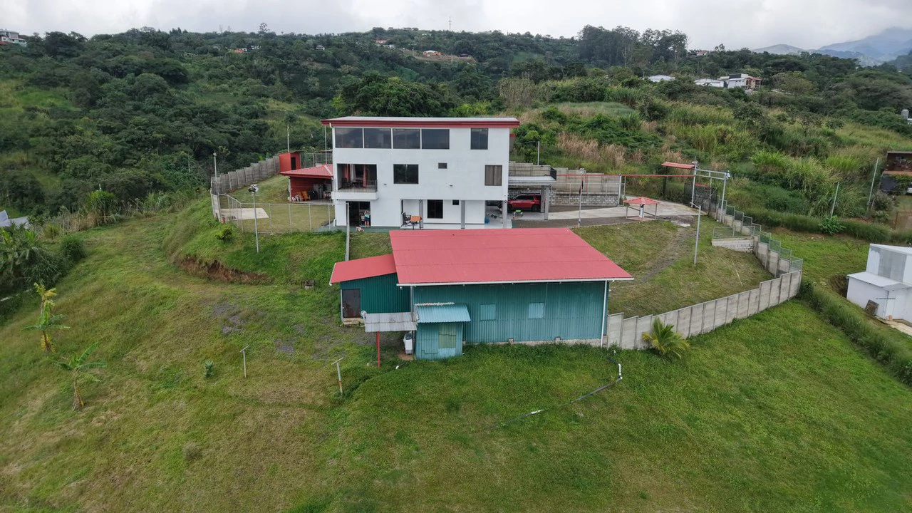 Casa Vista!: 3 level Cityview Hilltop Estate + 27,980m2 - Gallery image 15