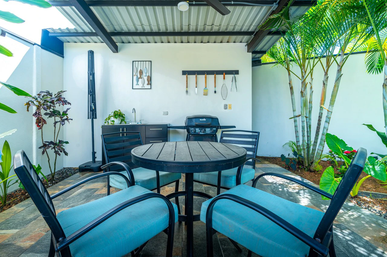 Modern 3 Bedroom Home - Walking distance to it all! - Gallery image 20