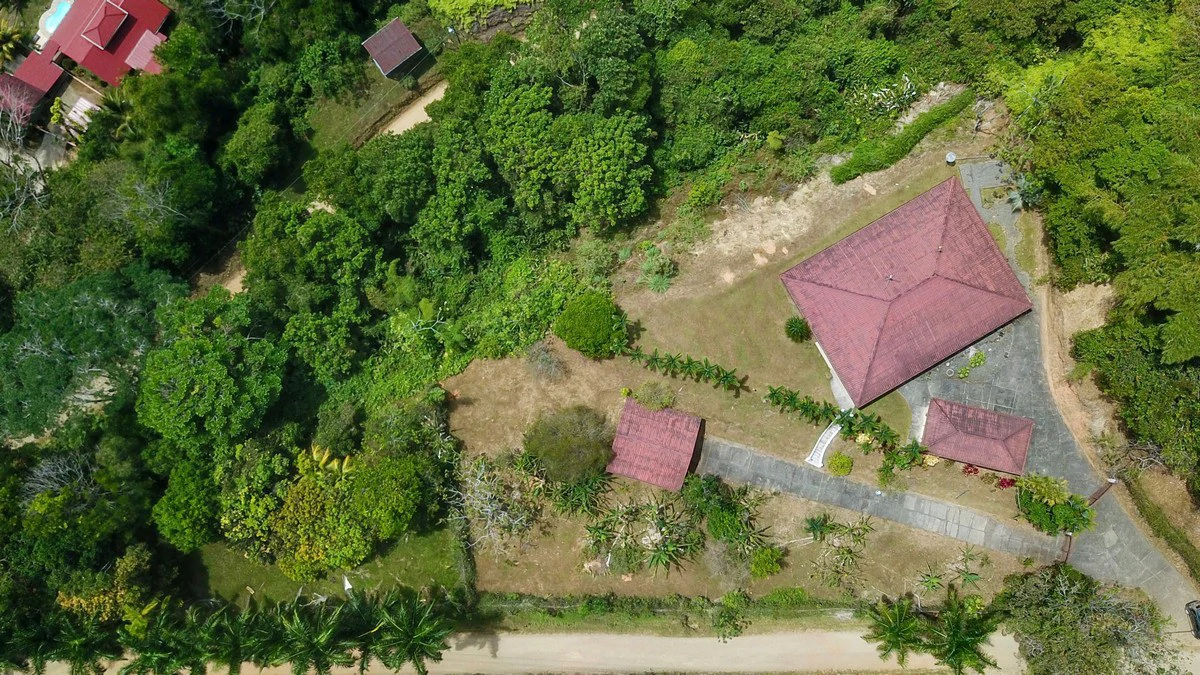3.64 ACRES - 3 Bedroom Home With Expansive Ocean Views, Multiple Areas to Build, Public Road With Commercial Potential, 10min to the Beach!! - Gallery image 5