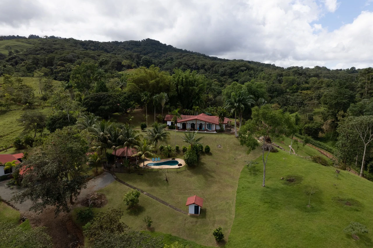 5 Bedroom Mountain Retreat Minutes from the Beach Platanillo Costa Rica - Gallery image 40