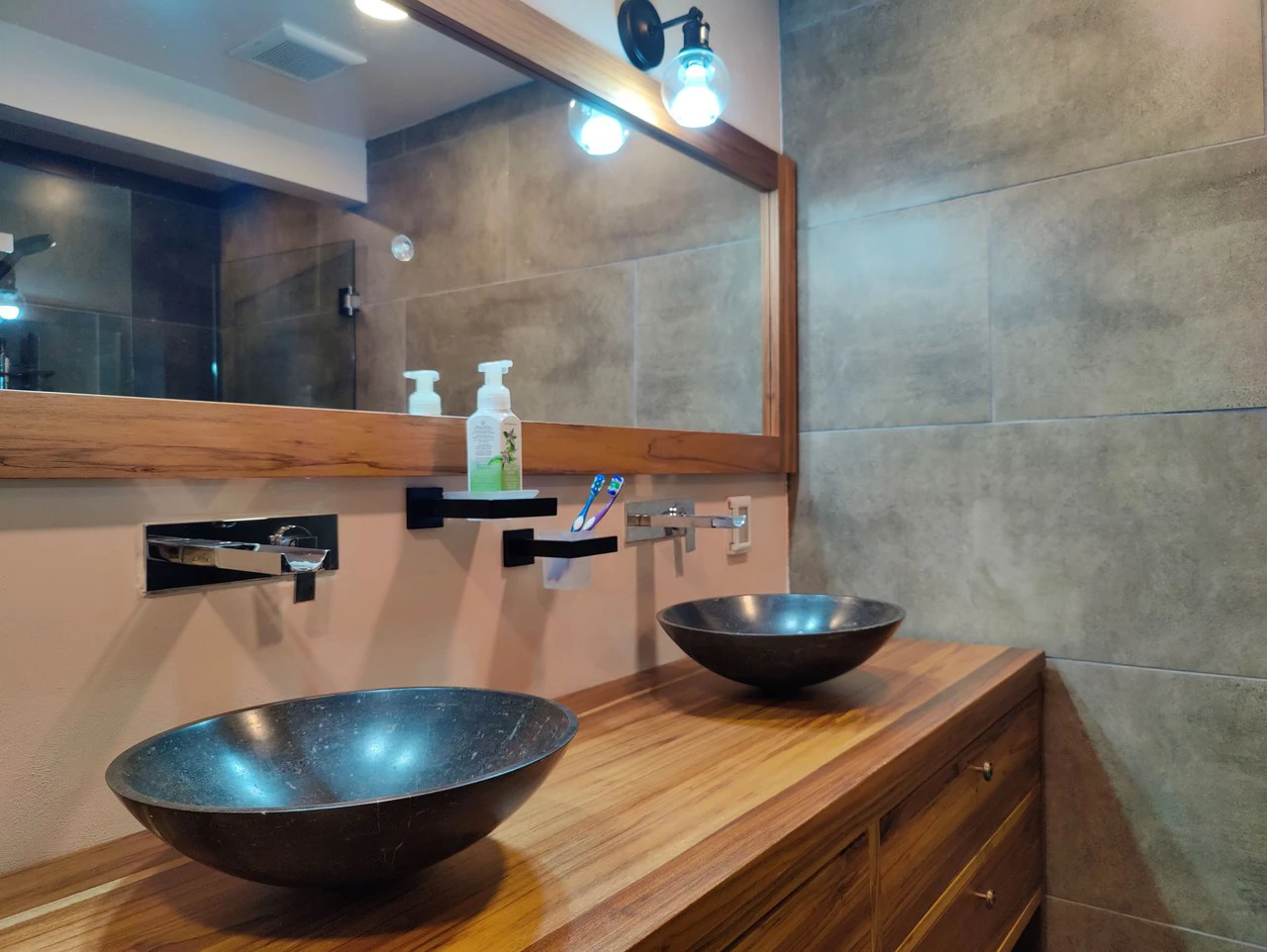 Penshurt Riverside Oasis: Stunning Riverside Property with 2-Bedroom Home and Additional Apartment - Gallery image 11