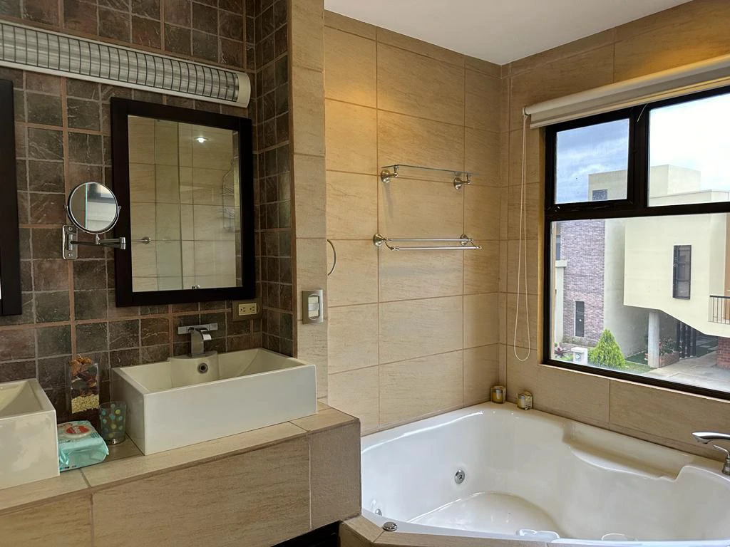 House For Sale in San Antonio - Gallery image 14