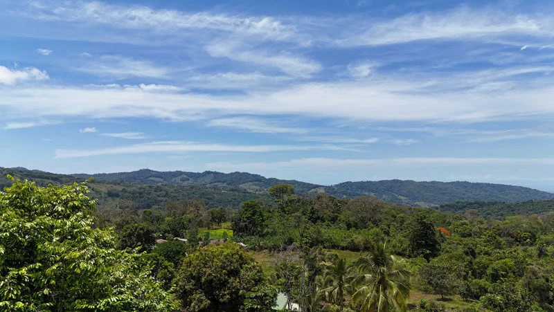 Stunning 3-Bed, 3-Bath Home with Ocean & Mountain Views in Tinamaste - Gallery image 4