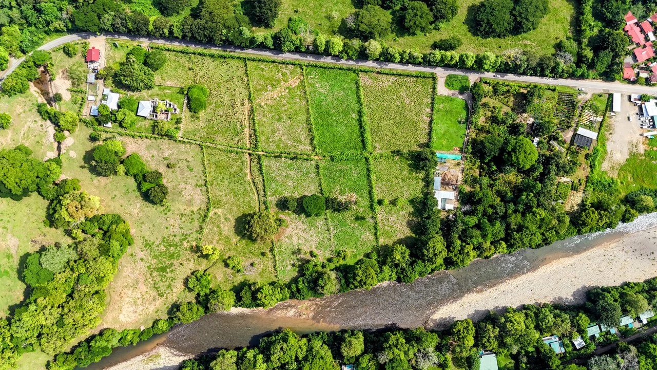 Finca en Barú: Near the Coast and Riverfront Agricultural Land For Sale in Barú