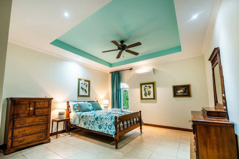 Amazing Casa Grande: Enormous Home with Pool near the Beach in a highly sought after Community! - Gallery image 23