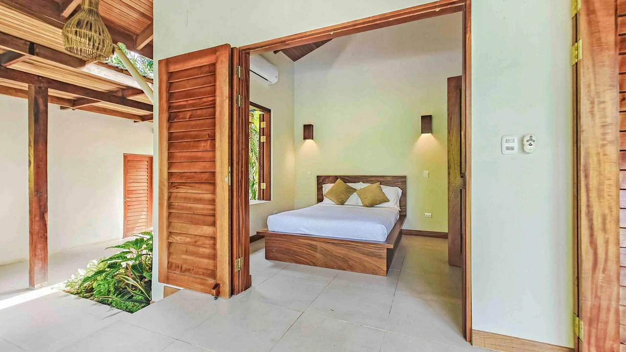 ID 498 - 3 Bd/3Ba w/Pool on 21,000m2 Lot, Punta Uva: Hilltop Estate with Expansive Outdoor Living, Infinity Pool, and Solar Power on 2.1 Hectares of Titled Land - Gallery image 10