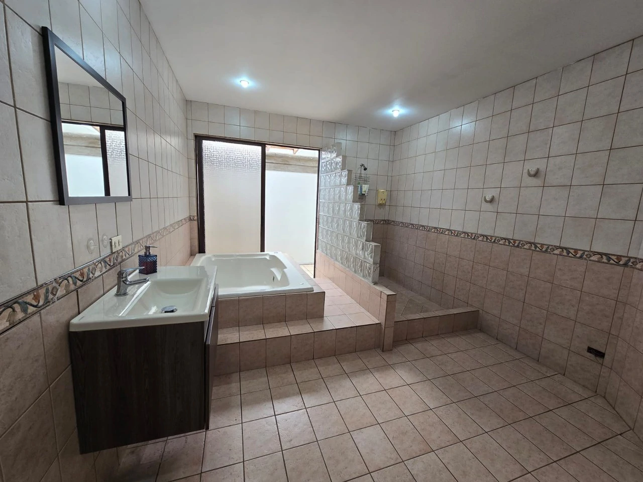 LARGE HOUSE FOR SALE IN MERCEDES NORTE, HEREDIA - Gallery image 43