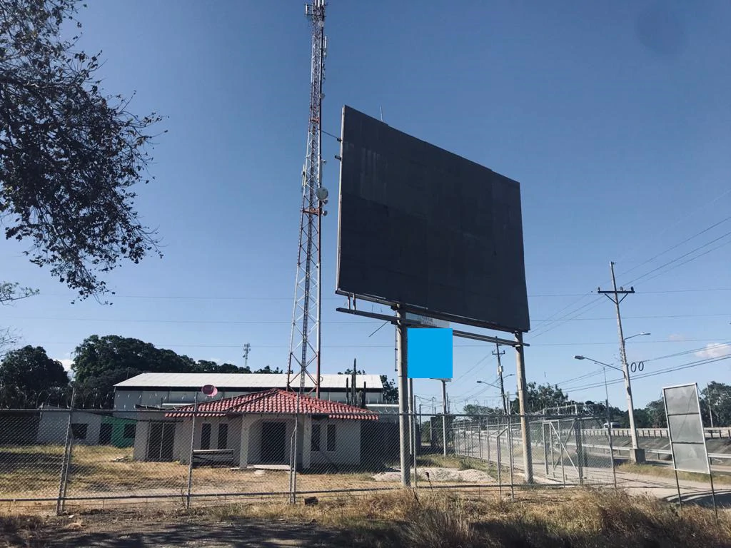 Large Commercial House, in front of Inter-American Highway and Mall in Liberia - Gallery image 2