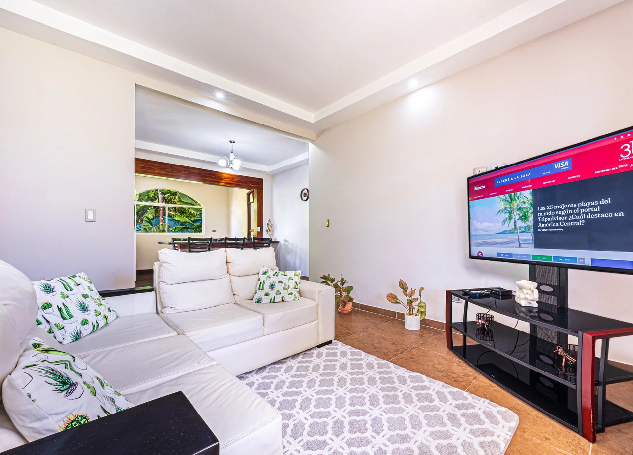 Exceptional 5-Bedroom Residence on Los Laureles Street – Prime Location & Versatile Layout - Gallery image 7
