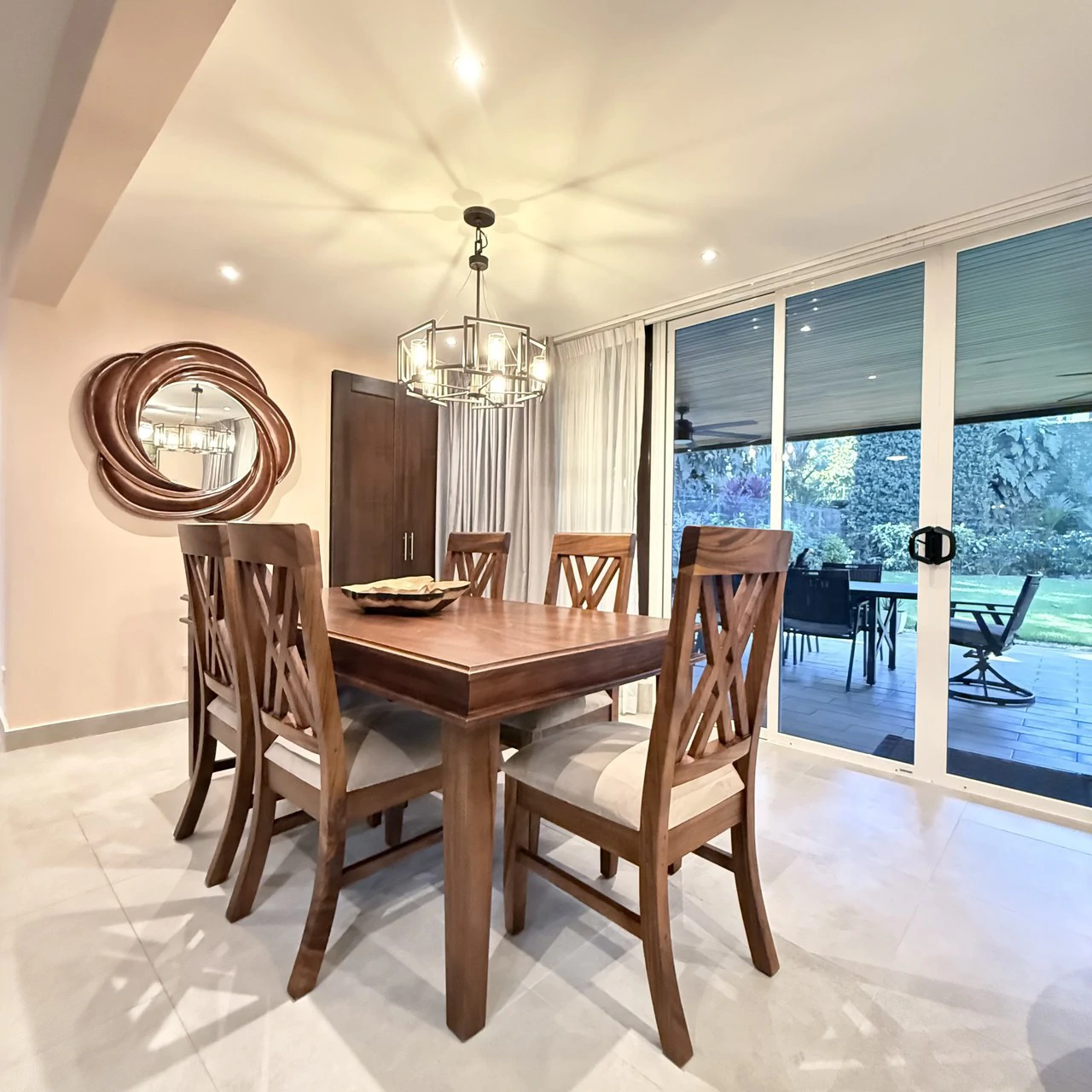 Unique Oversized Lot Home in Ciudad del Mar with 4 Covered Parking - Gallery image 4