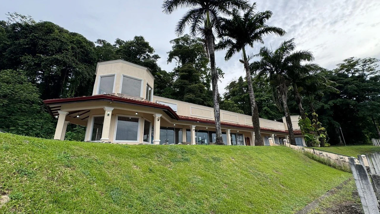 Solid investment in Limón: Consolidated commercial property in Siquirres: Mixed Use Building For Sale in Siquirres - Gallery image 2
