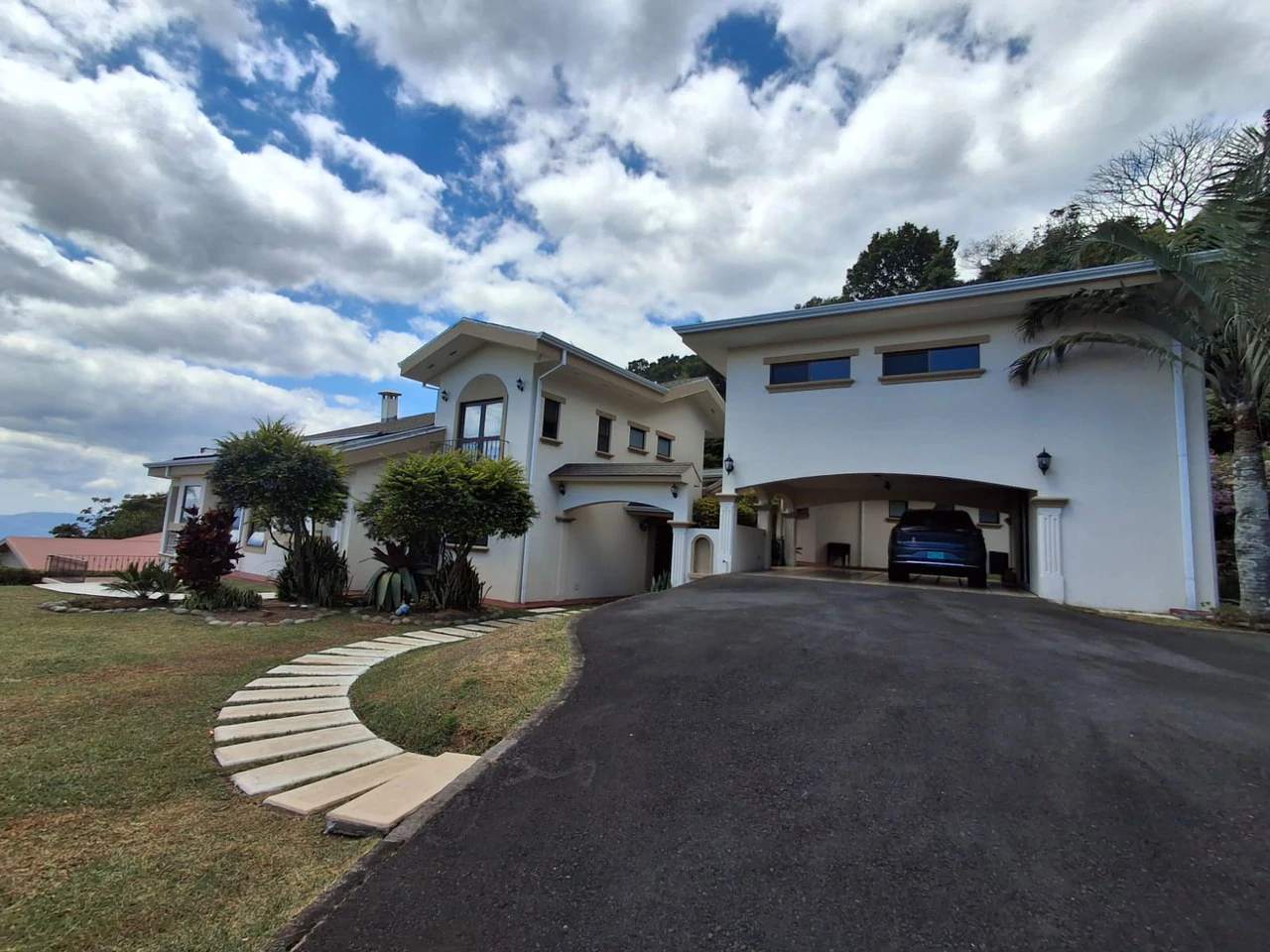 Magnificent mansion: Luxury Home + Pool, 3 Villas + Views! - Gallery image 4