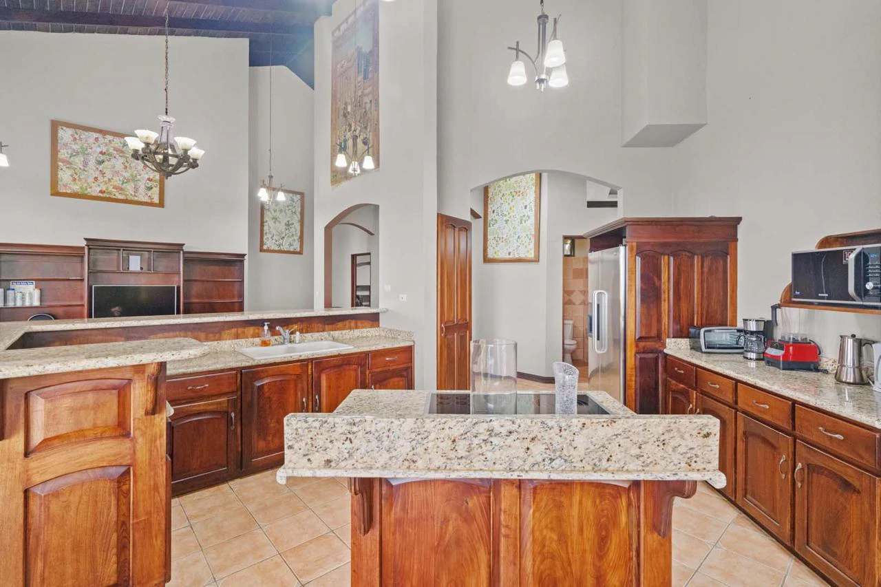 Celebrity Home with Spectacular Views: Seller Financing With 50% Down-Contact Us For More Information - Gallery image 5
