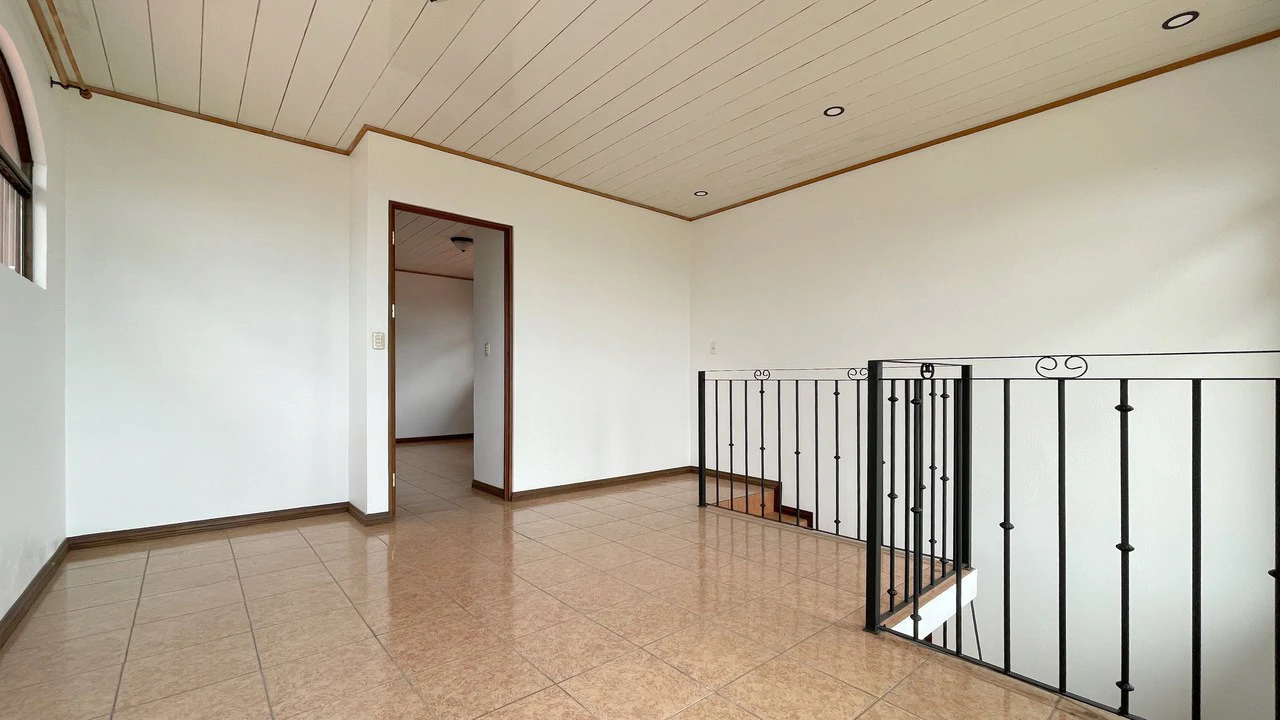 House for Sale in San Isidro, Grecia – 3,359 m² Lot with View - Gallery image 9
