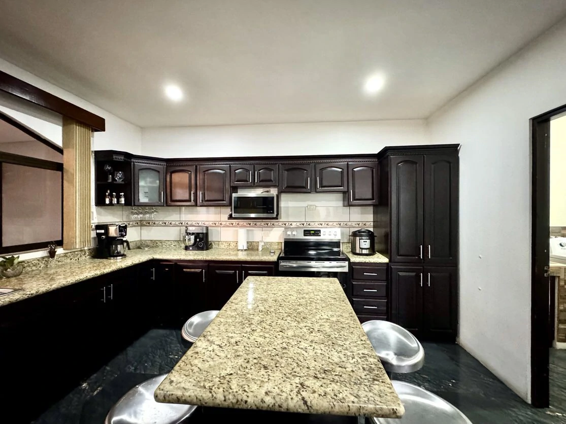 Residencial Los Crotos: Spacious 100% Concrete Home for Sale San Pablo de Heredia - Gallery image 8