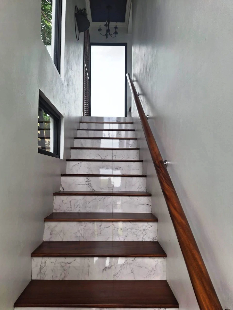 Hillside Living With Views!: Modern 3 bedroom home...Million Dollar Views! - Gallery image 10