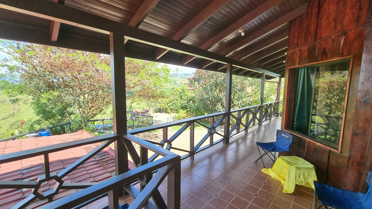 CASA SANTA ELENA: BEAUTIFUL HOUSE FOR SALE, WITH AMAZING VIEWS, 4 BDRM IN THE HEART OF SANTA ELENA - Gallery image 6