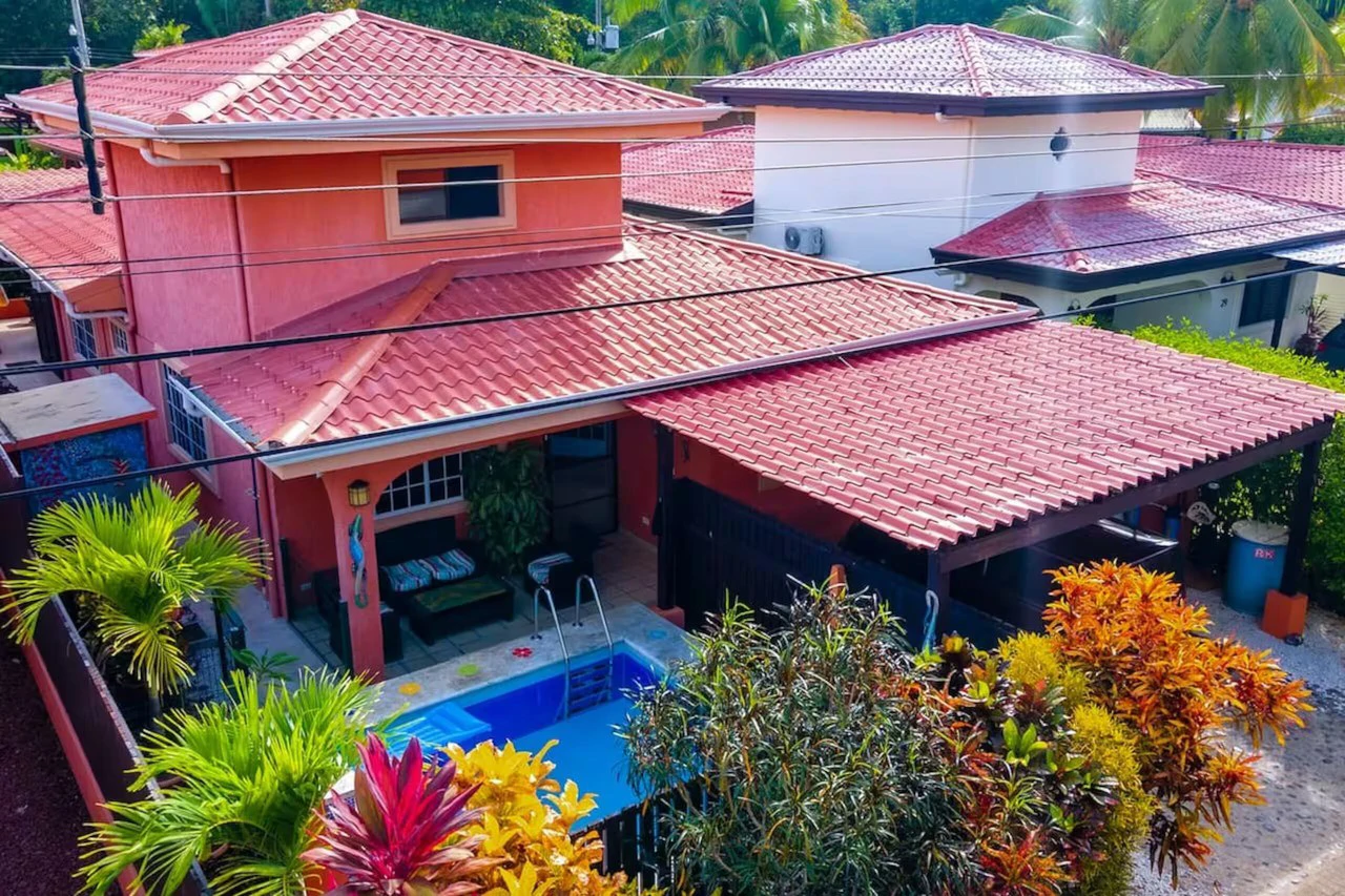 Beautiful Home with Private Pool: Boutique style community in Bejuco, walking distance to the beach!