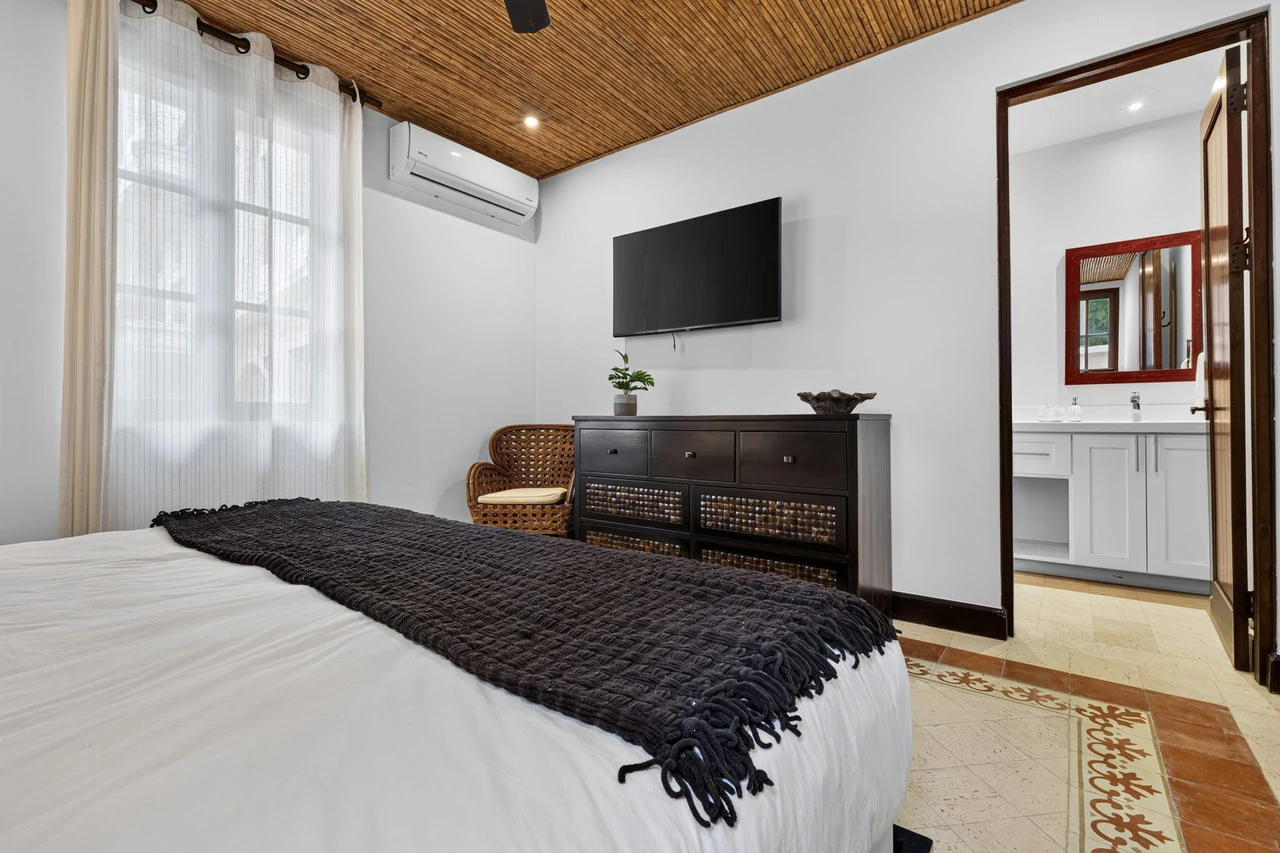 16 Avenida La Antigua: Renovated Turn- Key Living in the Heart of Las Catalinas - Gallery image 14