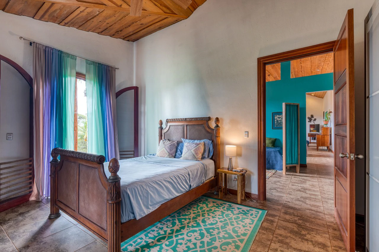 5 Bedroom Mountain Retreat Minutes from the Beach Platanillo Costa Rica - Gallery image 25