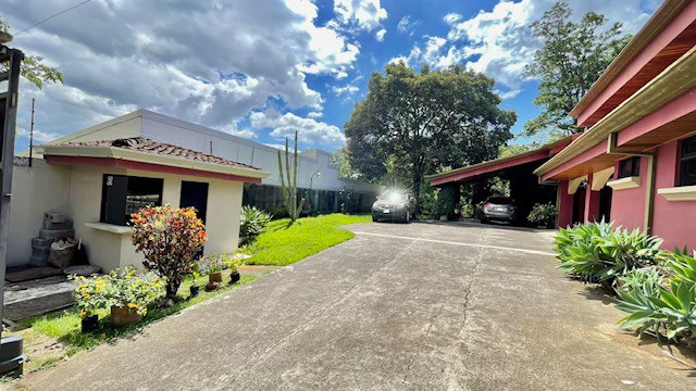 Casa Pinares: Rare 0.30-Acre Sprawling Garden Estate in Pinares, Curridabat | 1,241 m² Lot with Mature Trees, Protected Forest Views & 5,380 Sq. Ft. Build - photo 5