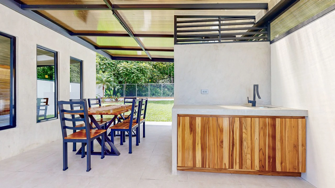 Brand New 3 bed, 2 Bath Home with creek and Jungle views. - Gallery image 19