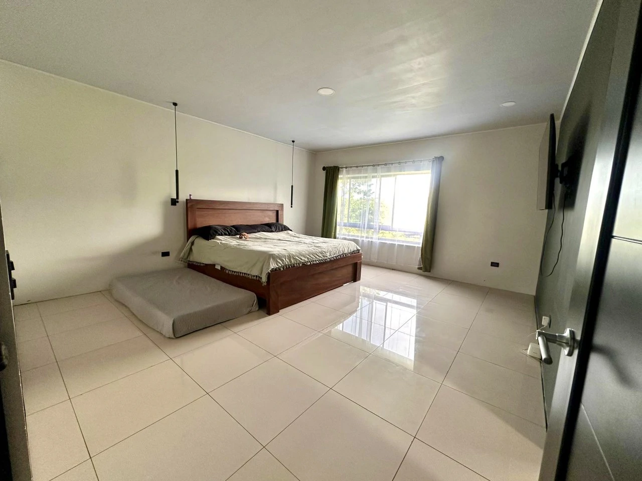 Casa 40 Grecia: Modern 4-BR Country Estate in Grecia | 4-Car Covered Garage, Solar Hot Water, First-Floor Bedroom & River Trails - Gallery image 17