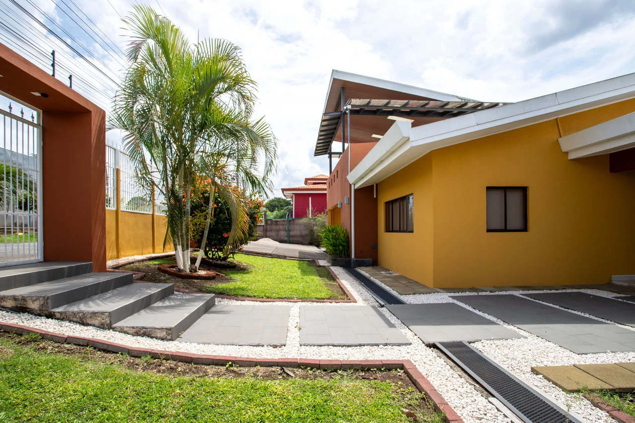 Modern Furnished Home Just 5 Minutes from Downtown Grecia - Gallery image 6