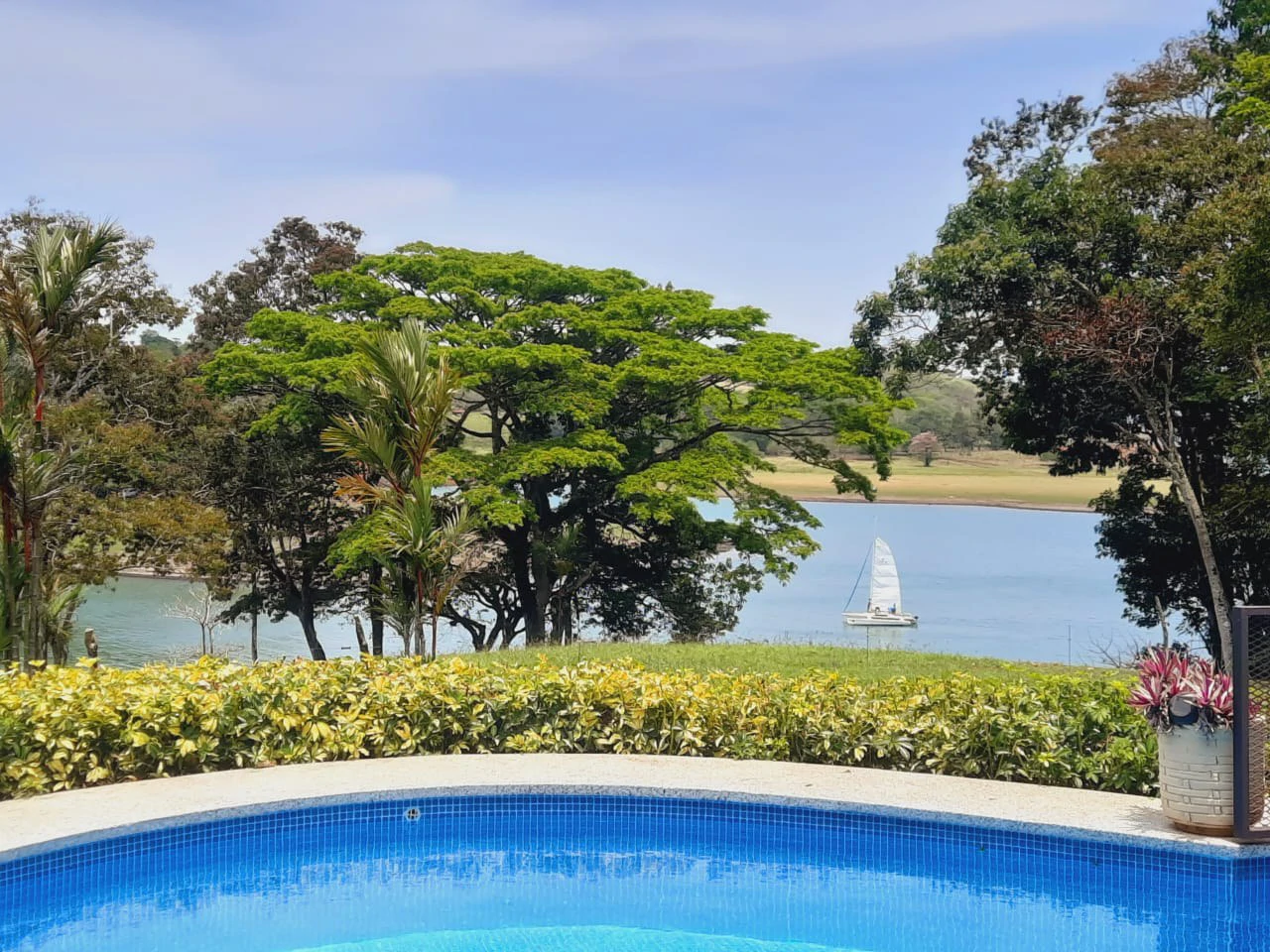 LA TOSCANA - Mediterranean Style Luxury Home on Lake Front Property. - Gallery image 2