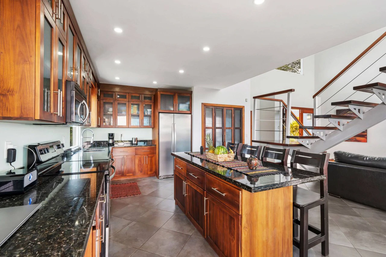 Casa Sol: Exceptionally Private Home with Panoramic Ocean, Mountain & Sunset Views - Gallery image 10