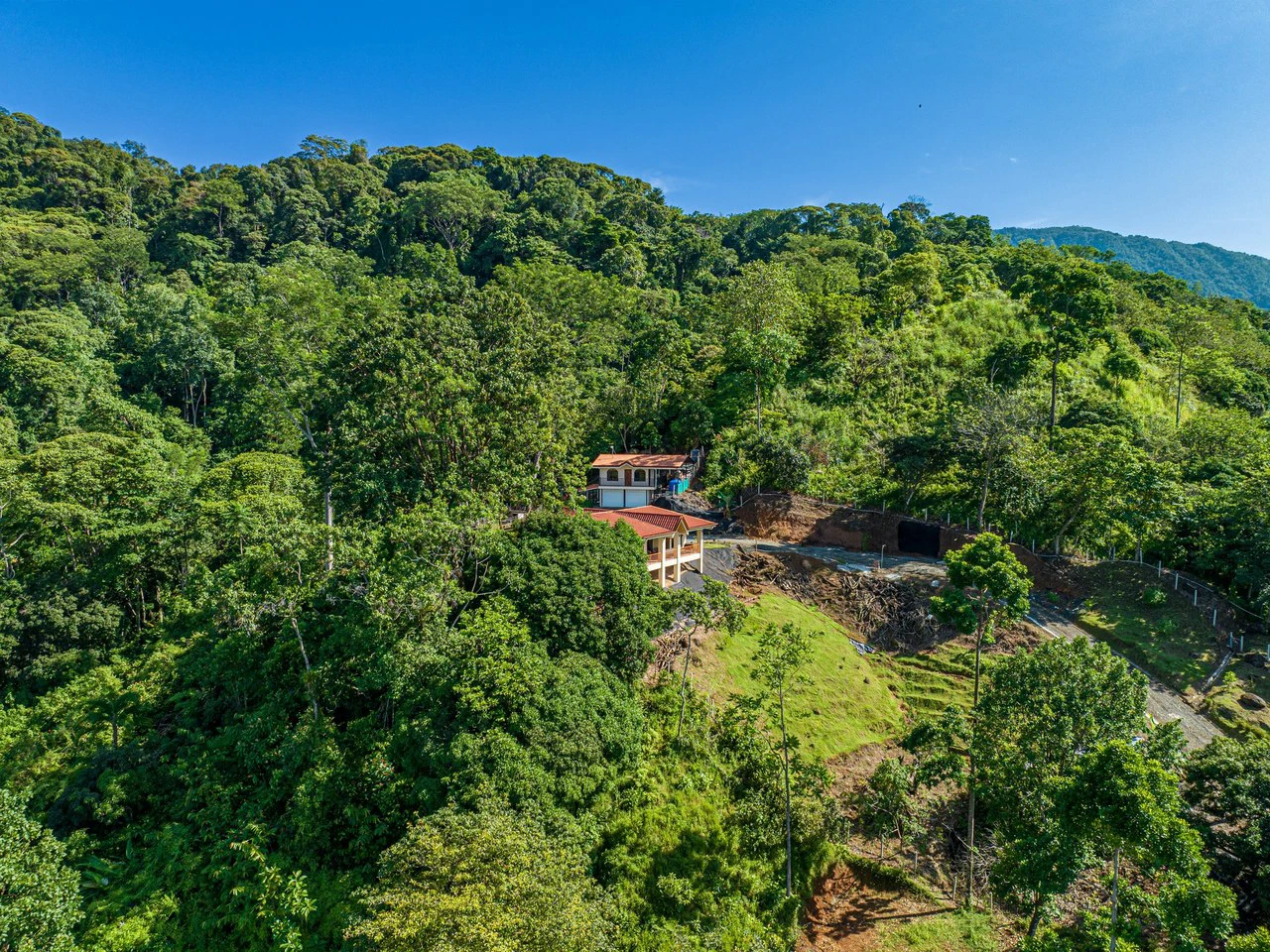 11.25 ACRES- 4 Bedrooms, Two Homes, Panoramic Ocean & Mountain Views With Stream, 30+ Fruit Trees, 40 Minutes to Quepos!!! - Gallery image 8