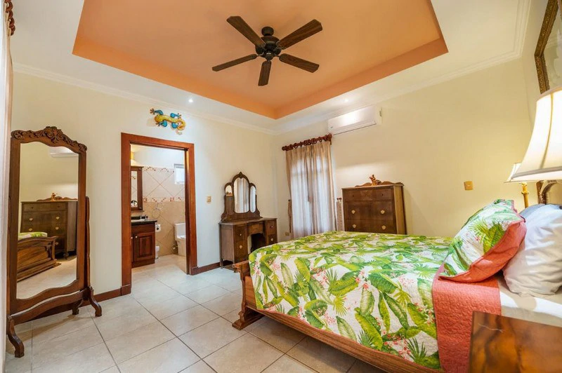 Amazing Casa Grande: Enormous Home with Pool near the Beach in a highly sought after Community! - Gallery image 17