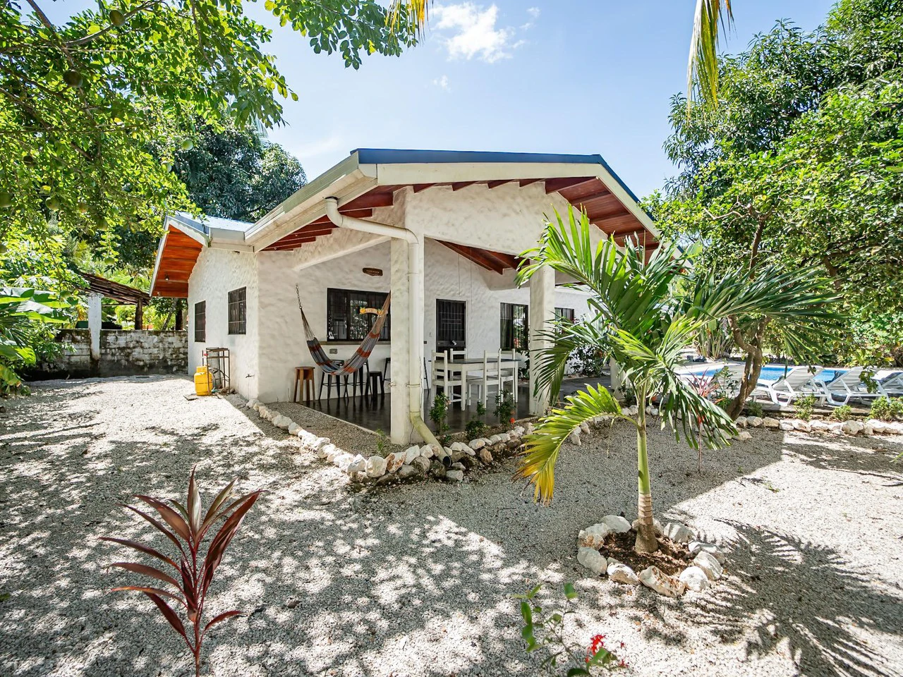 Casa Verde: Stunning Pool and Exceptional Outdoor Living Space - Gallery image 11