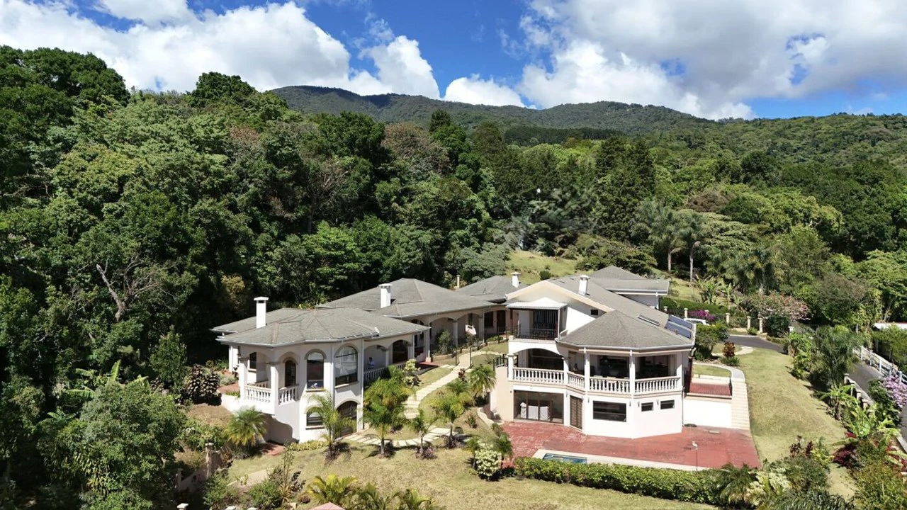 Magnificent mansion: Luxury Home + Pool, 3 Villas + Views!