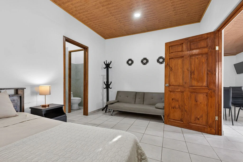 Villa Los Monos: High-Income 9-Unit Rental Property Near Playa Grande - Gallery image 14