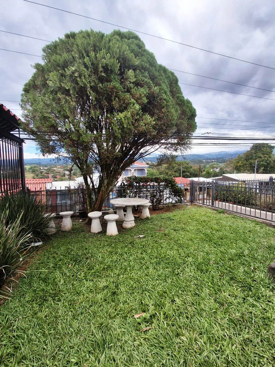 Casa Convenience: Grecia Garden Home on Large Lot + Rental Apartment! - Gallery image 2