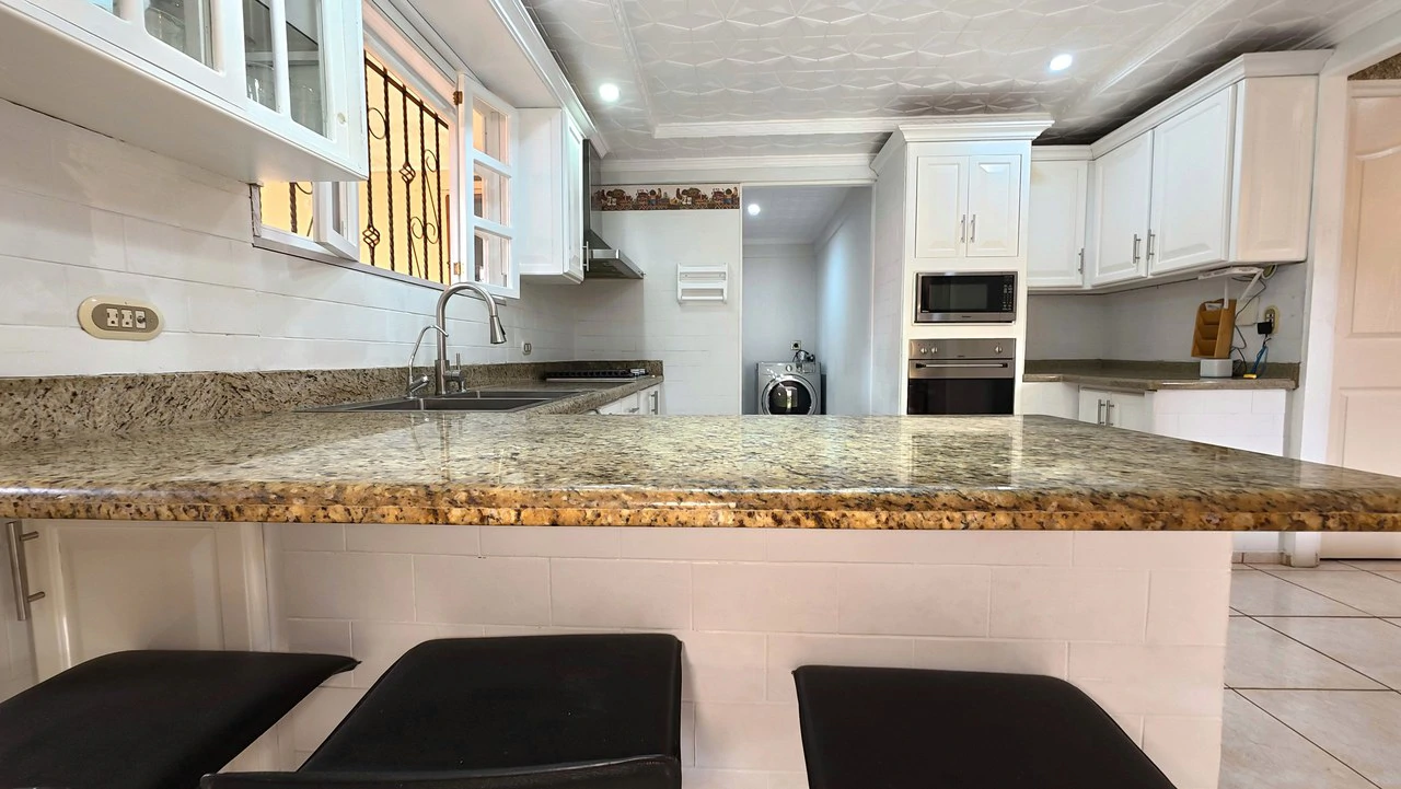 HOUSE FOR SALE, LOCATED IN THE CENTER OF PEREZ ZELEDON: Elegant and spacious turnkey house for sale in the center of Perez Zeledon - Gallery image 23