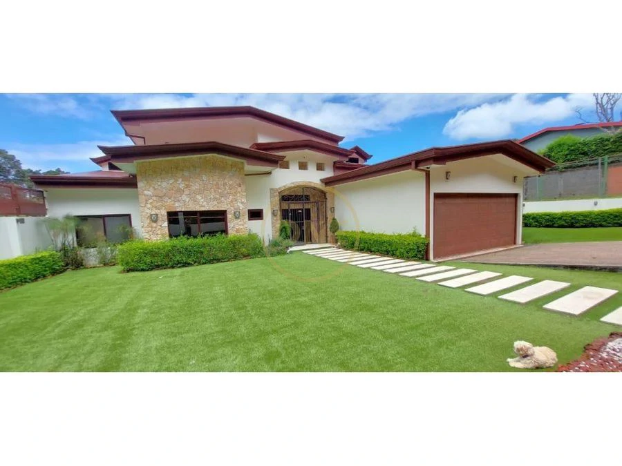 Sale or Rental of a House in San Rafael de Heredia: Spacious Residence in El Castillo, San Rafael de Heredia — Privacy, Fresh Mountain Climate, and Elevated Living