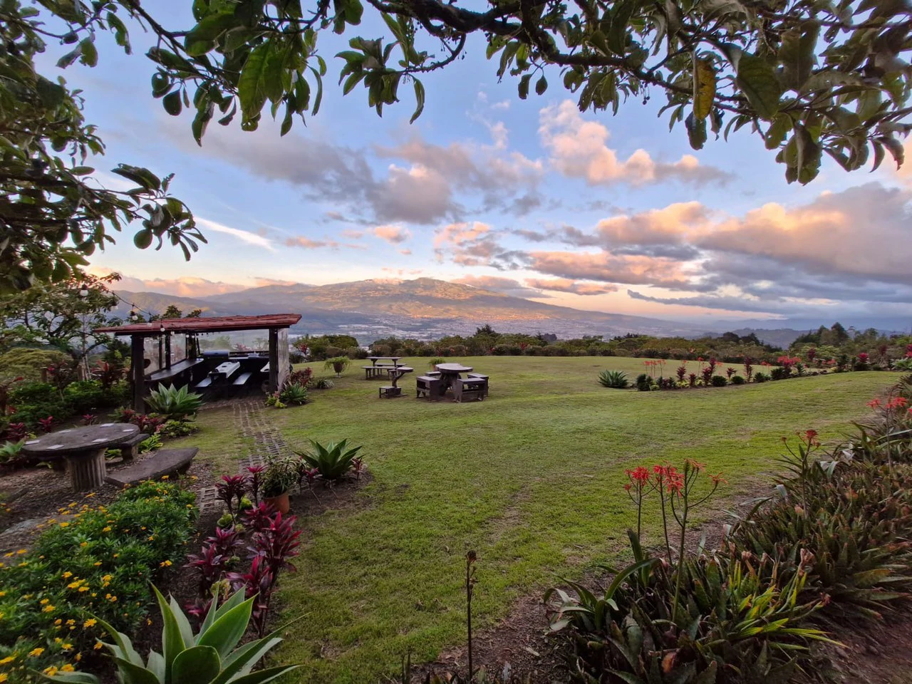 Cartago, gourmet coffee plantation: Charming Coffee Retreat Home with Stunning Views and Gourmet Coffee Plantations - Gallery image 27