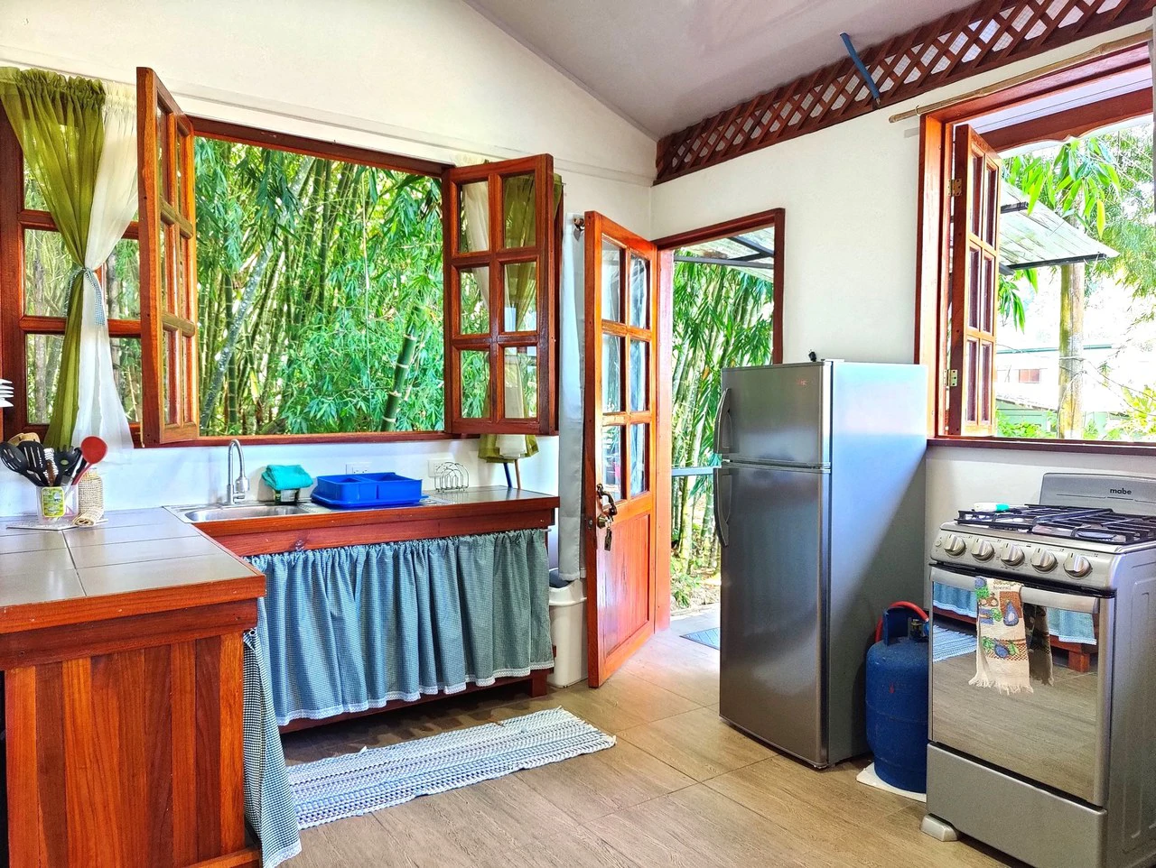 Charming 6 Bd/5 Ba Multi-Unit Rental Property - A Versatile Investment Opportunity - Gallery image 4