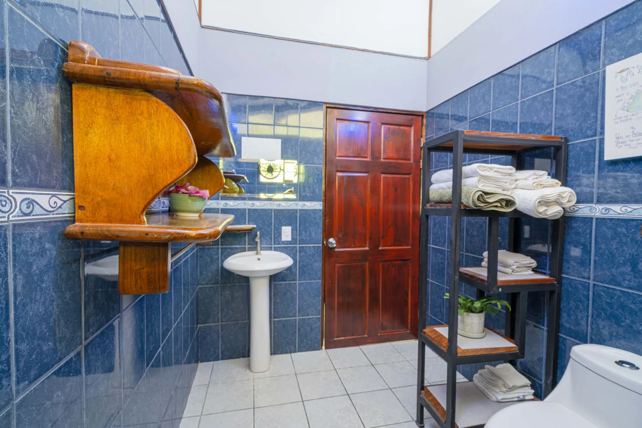 Matapalo gated home, 5 minutes from beach - Gallery image 10