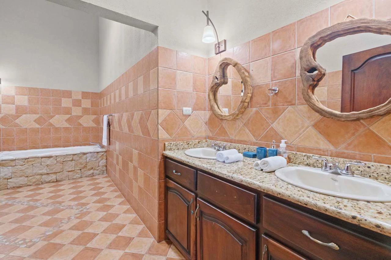 Celebrity Home with Spectacular Views: Seller Financing With 50% Down-Contact Us For More Information - Gallery image 13