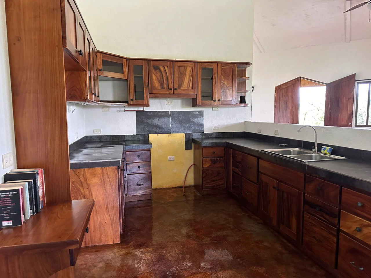 OFF THE BEATEN PATH ! Octagon home hidden in a 25 acres jungle - Gallery image 7