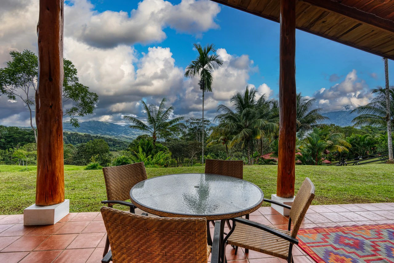 5 Bedroom Mountain Retreat Minutes from the Beach Platanillo Costa Rica - Gallery image 16
