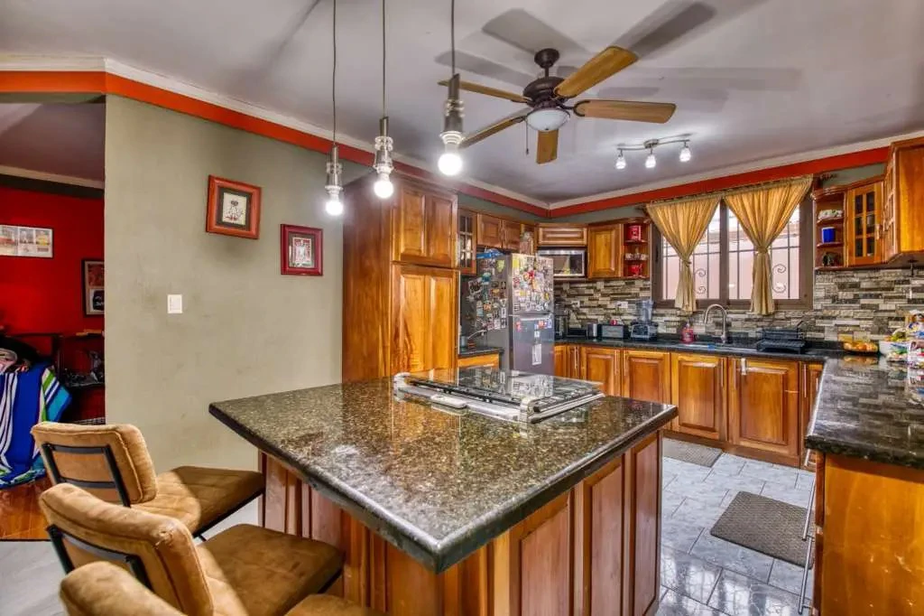 Discover this beautiful property in the heart of Jaco, a home built in the classic Costa Rican style - Gallery image 10